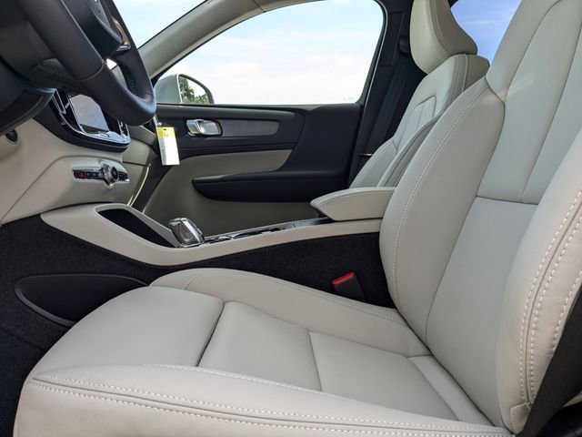 New 2025 Volvo XC40 B5 Plus w/ Protection Package Premier AWD/4WD image 25