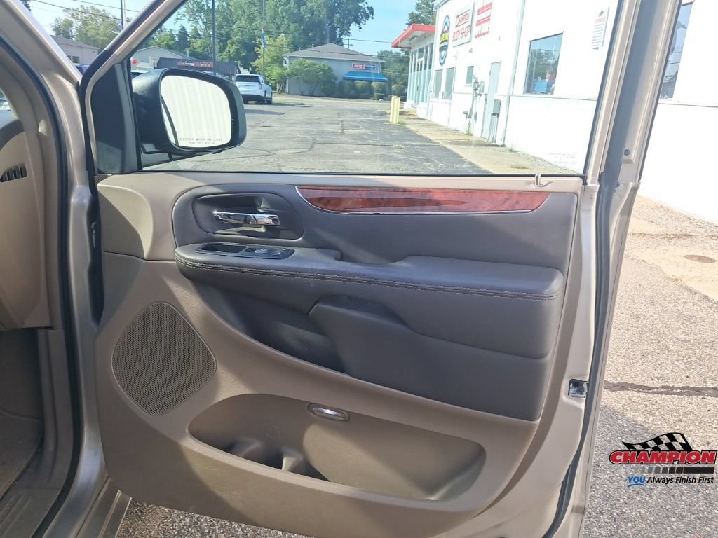 Used 2013 Chrysler Town & Country Touring FWD image 20