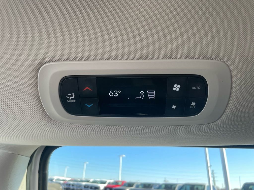 Used 2024 Chrysler Pacifica Select image 57