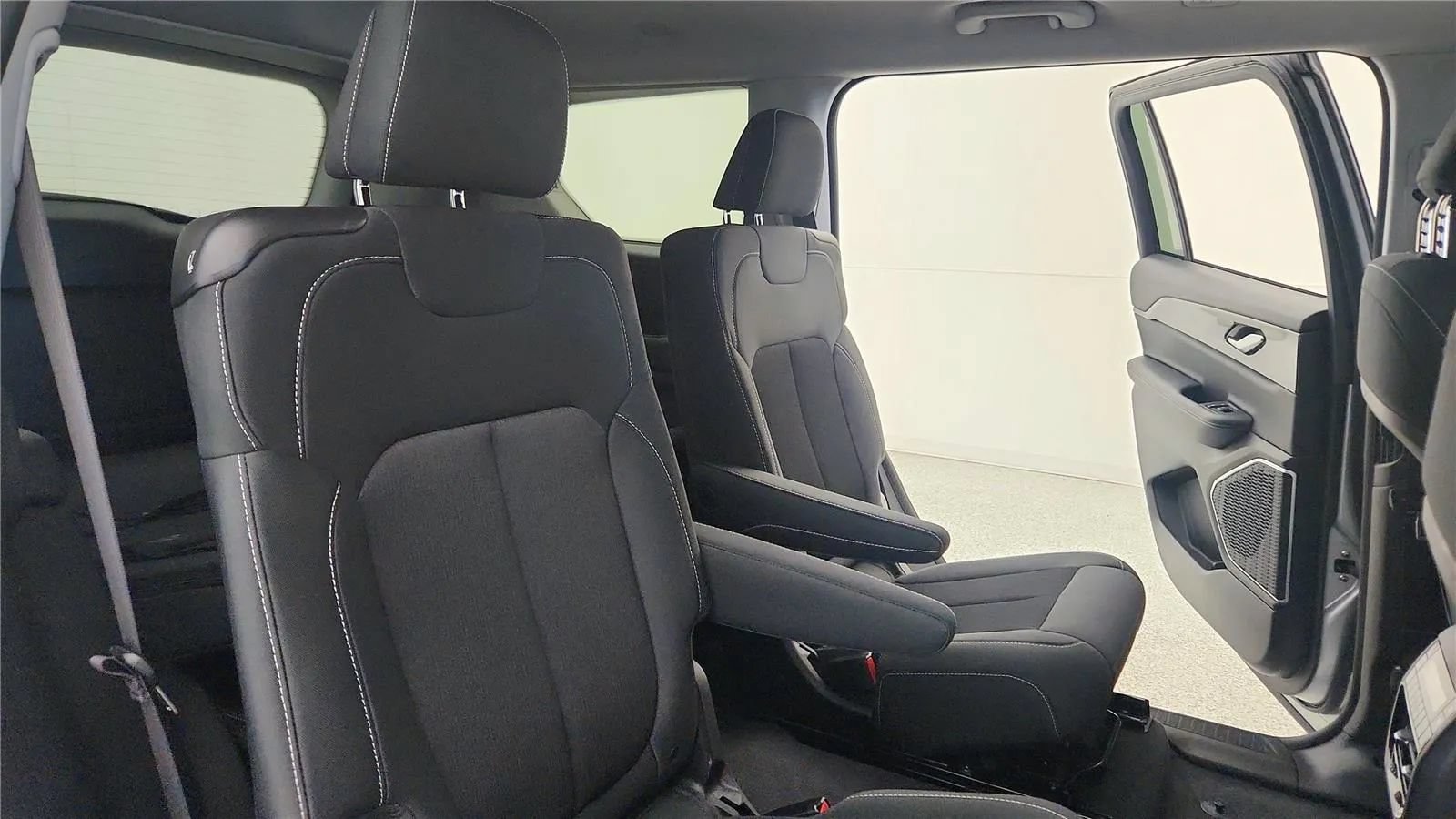 Used 2022 Jeep Grand Cherokee L Laredo w/ Luxury Tech Group I AWD/4WD image 32