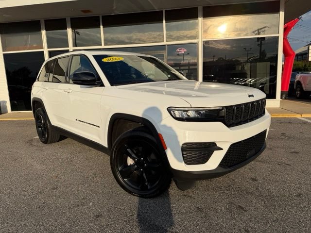 Used 2023 Jeep Grand Cherokee Altitude AWD/4WD image 2
