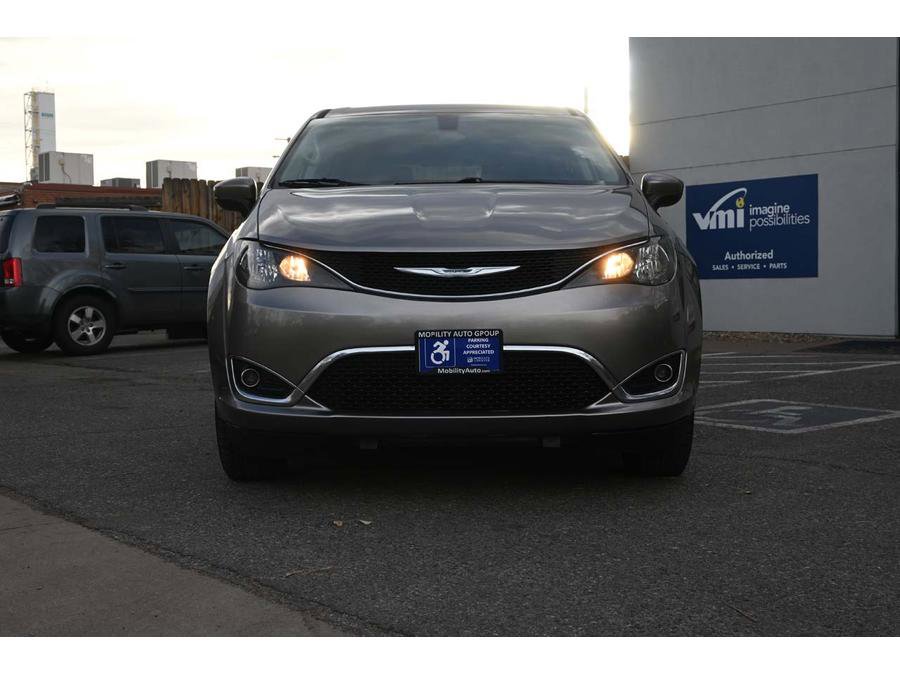 Used 2017 Chrysler Pacifica Touring FWD image 4