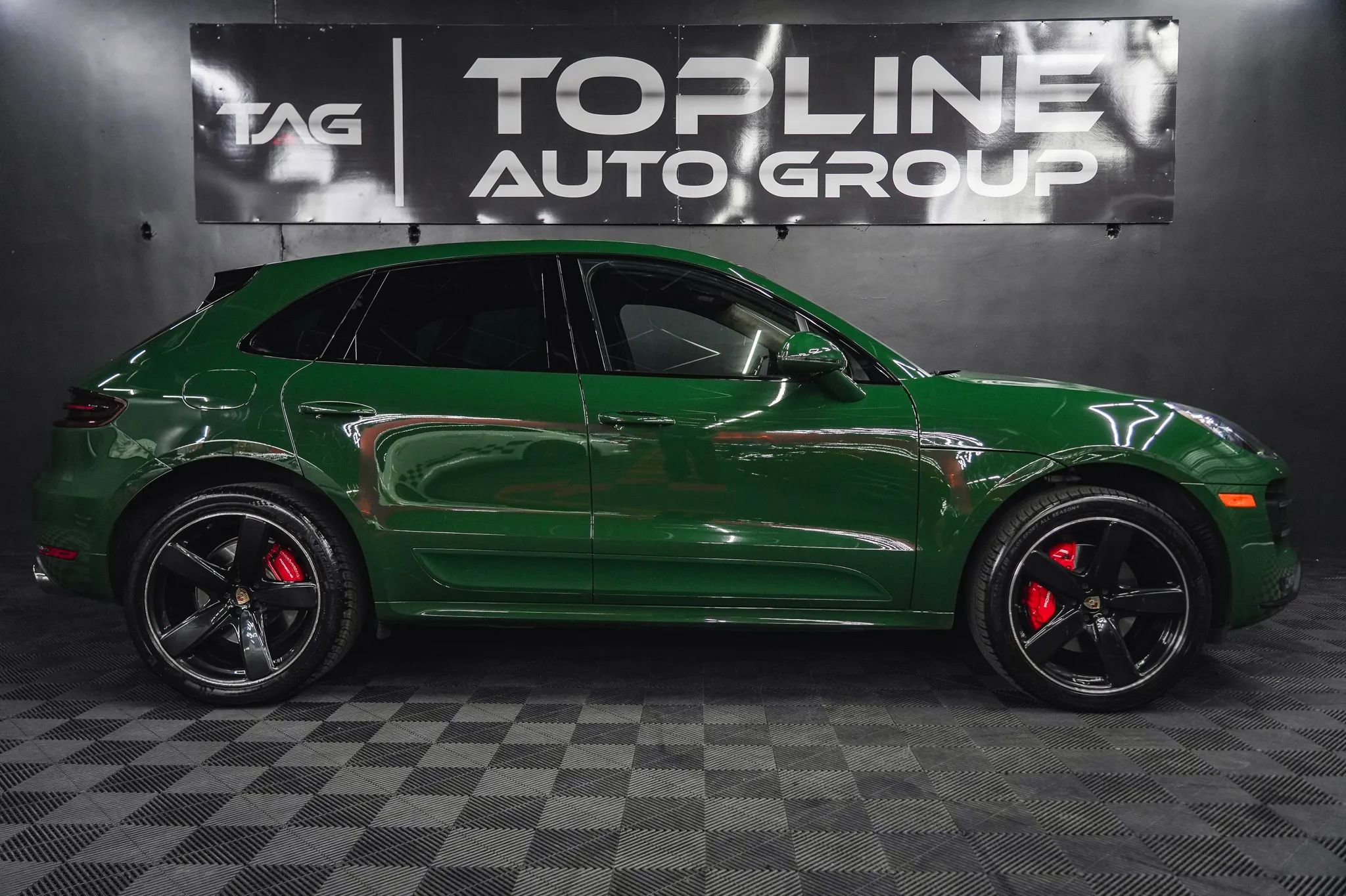 Used 2018 Porsche Macan Turbo AWD/4WD image 17