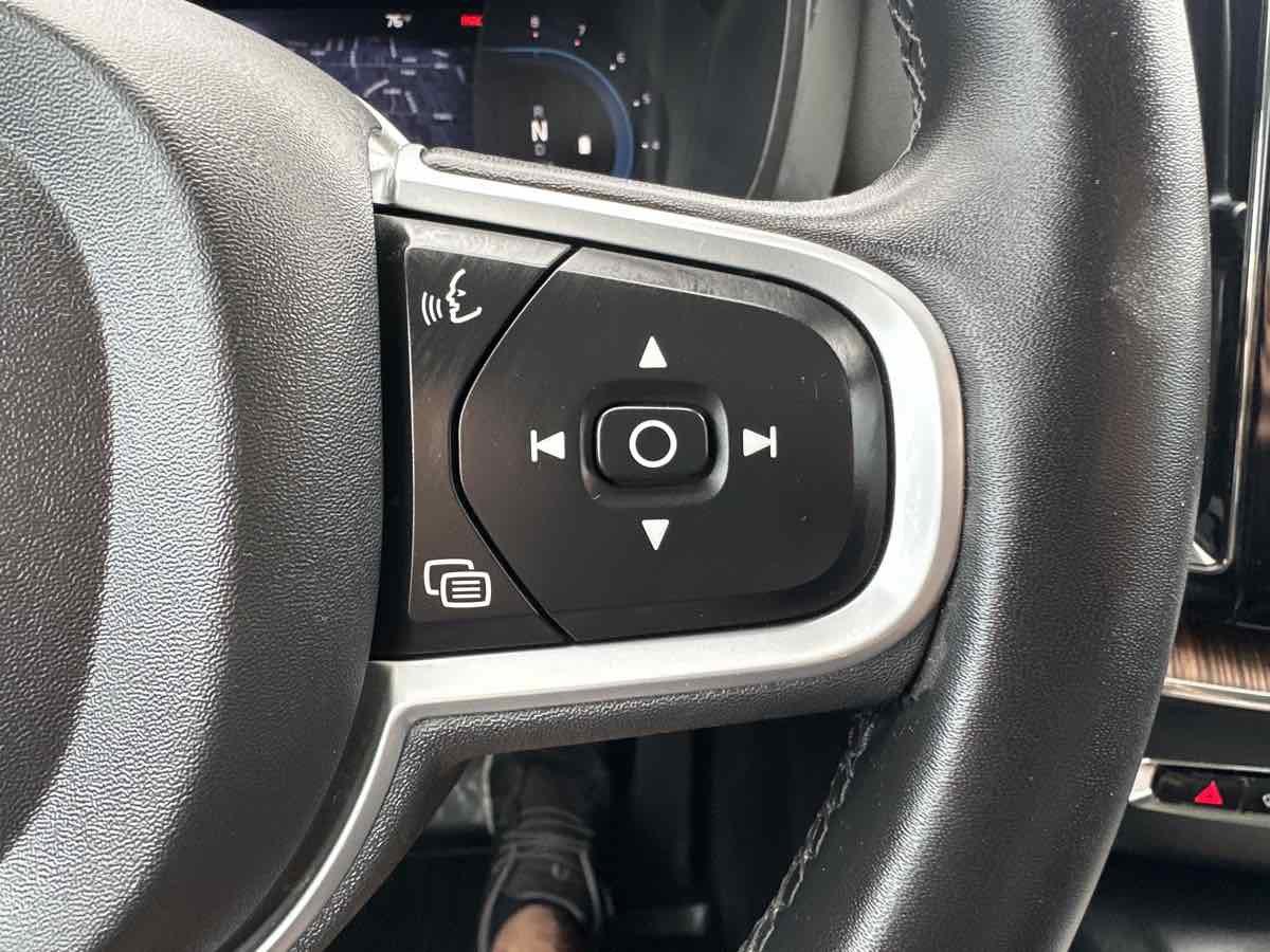 Used 2022 Volvo XC60 B5 Momentum w/ Climate Package image 19