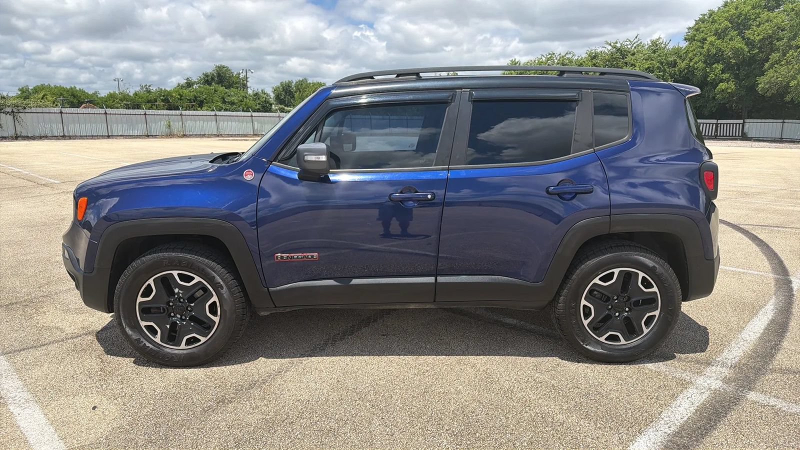 Used 2016 Jeep Renegade Trailhawk w/ Premium Trailhawk Package AWD/4WD image 2