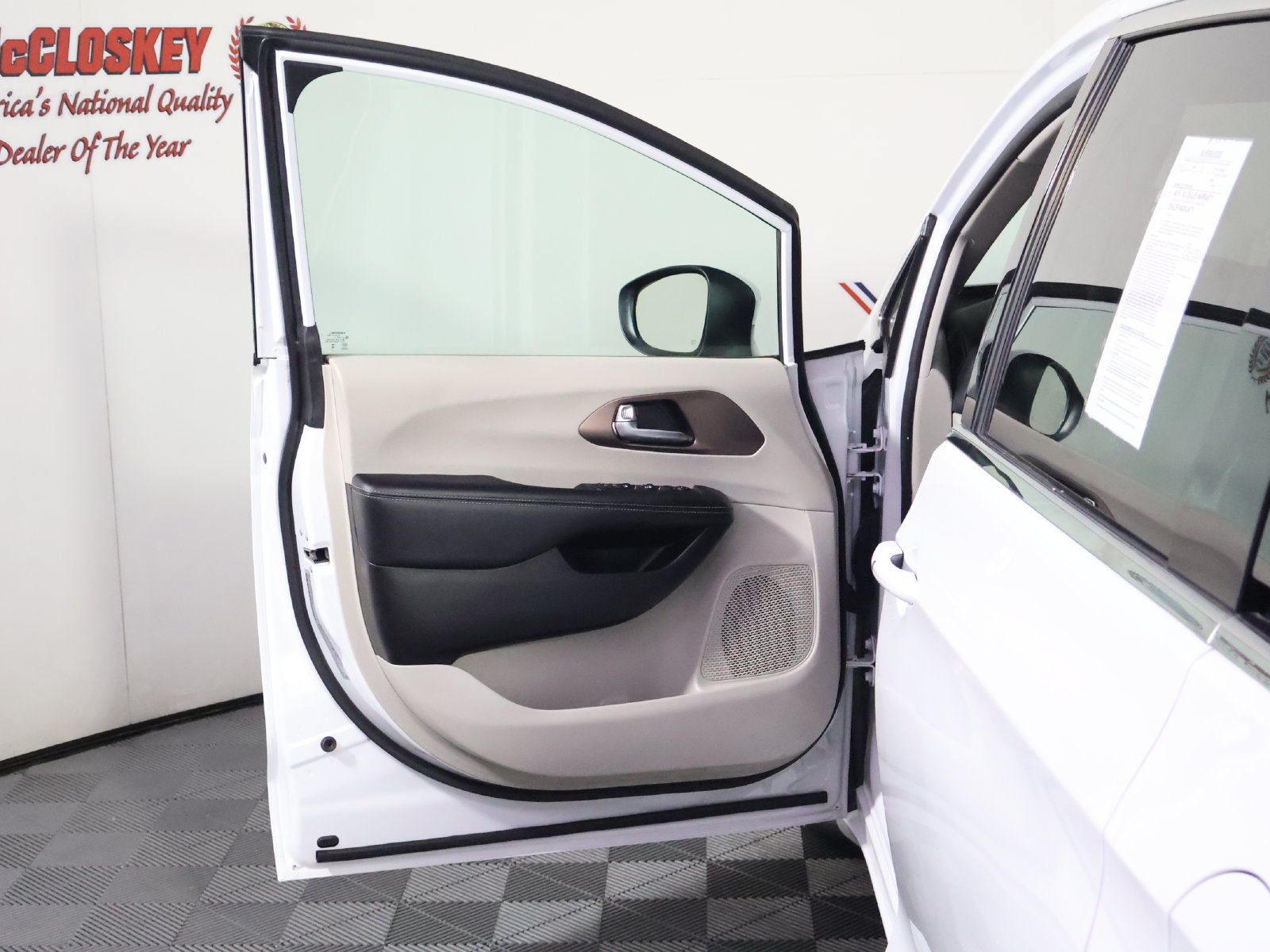 Used 2023 Chrysler Voyager LX FWD image 23