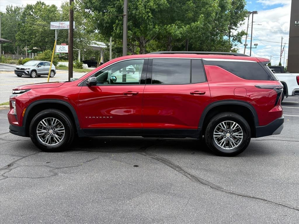 Used 2025 Chevrolet Traverse LT w/ Driver Confidence Package AWD/4WD image 3