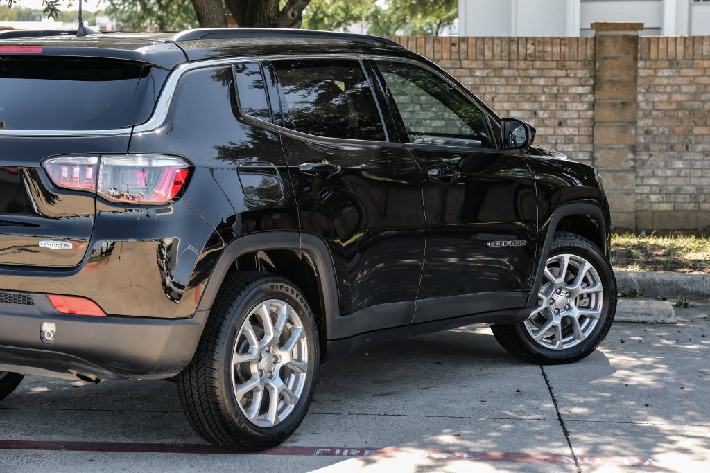 Used 2024 Jeep Compass Latitude AWD/4WD image 17