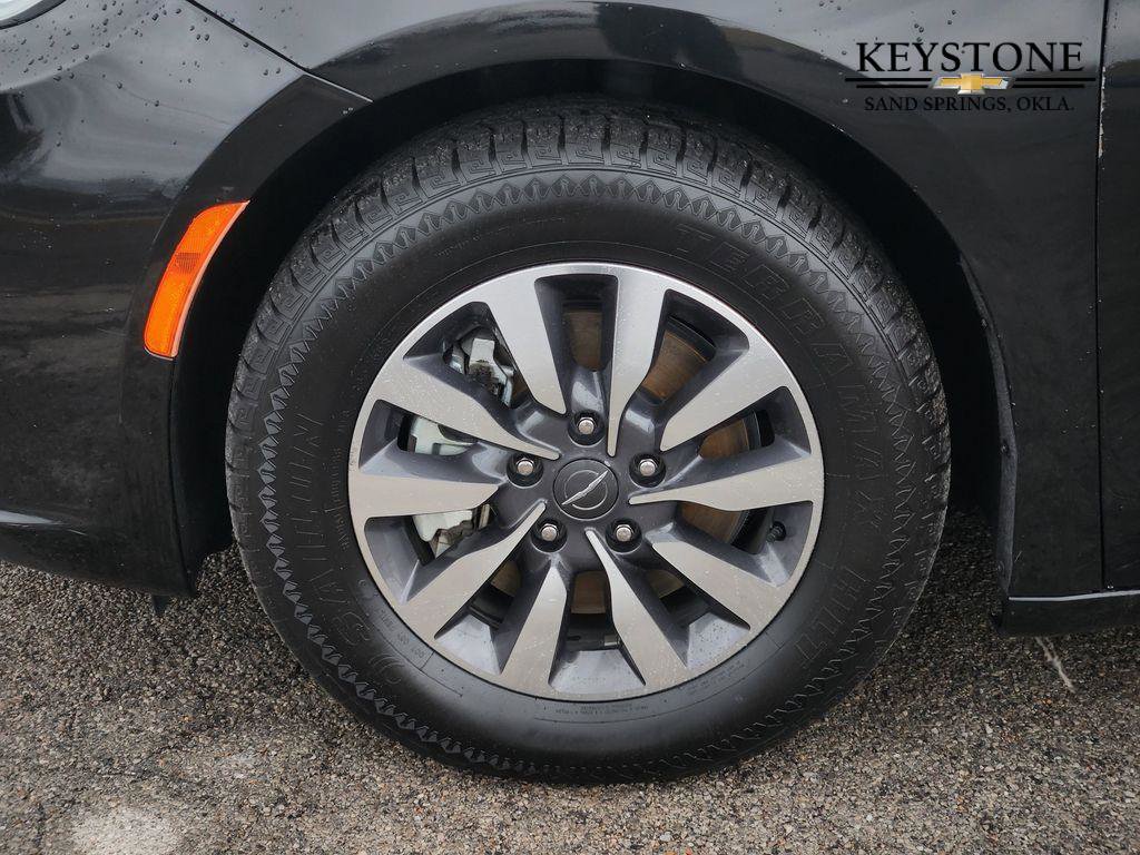 Used 2022 Chrysler Pacifica Touring-L image 13