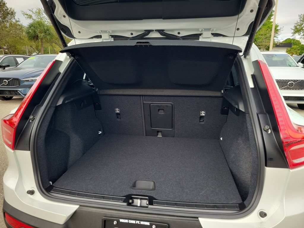 New 2026 Volvo XC40 B5 Core AWD/4WD image 4