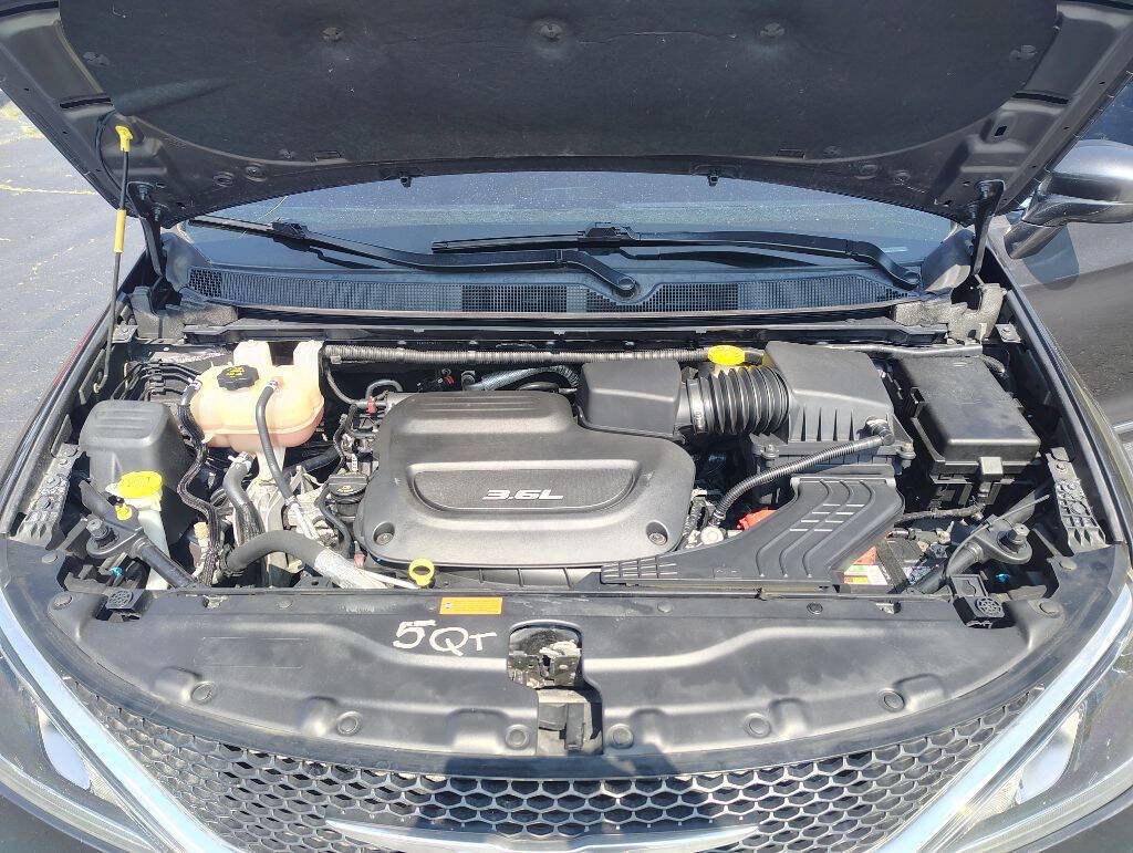 Used 2017 Chrysler Pacifica Touring-L FWD image 14