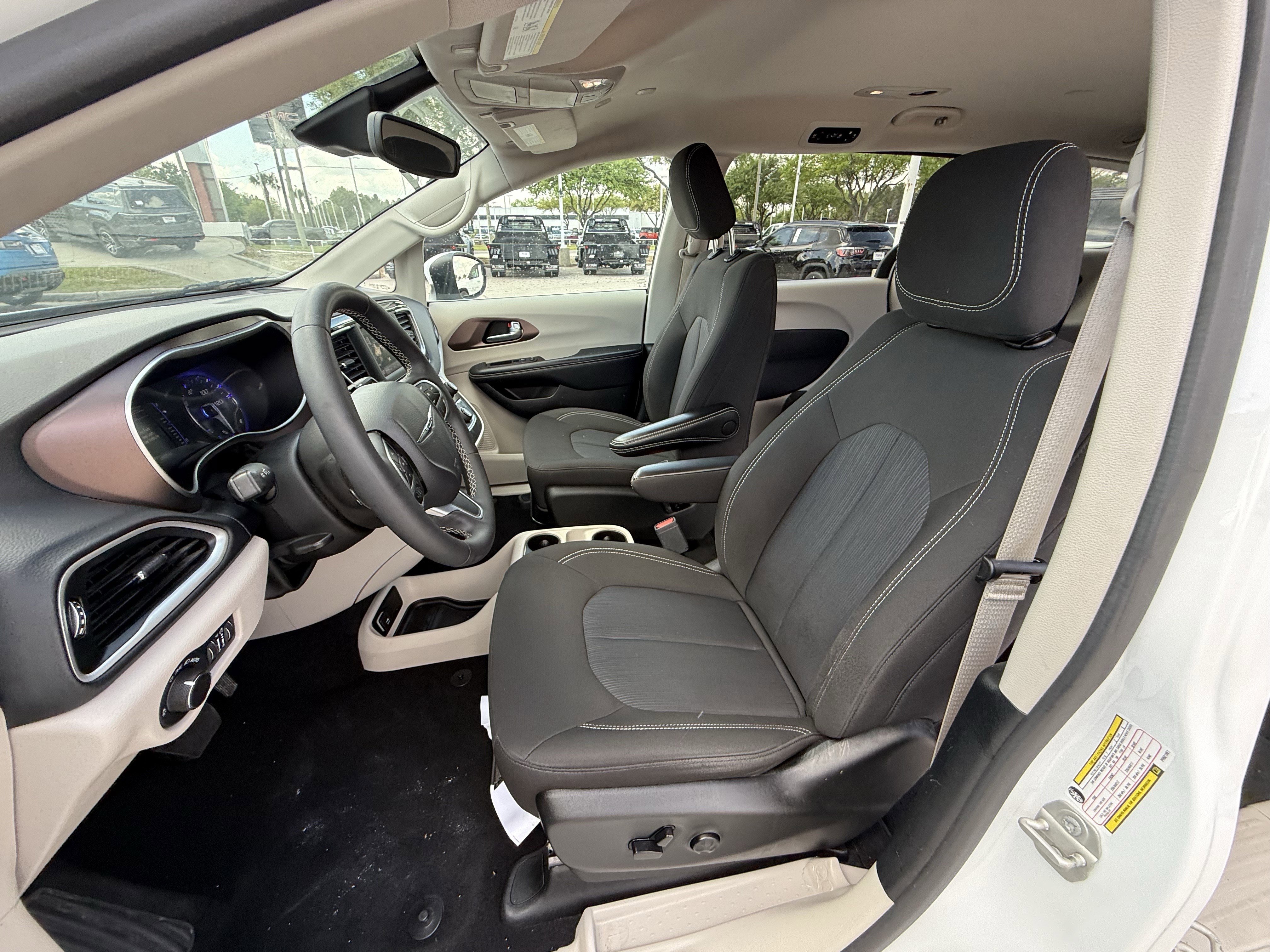 Used 2023 Chrysler Voyager LX FWD image 5
