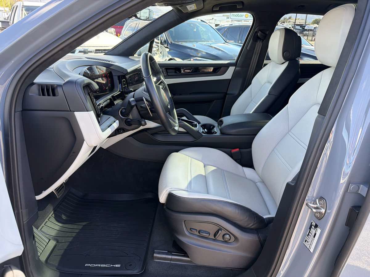 Used 2026 Porsche Cayenne GTS AWD/4WD image 17