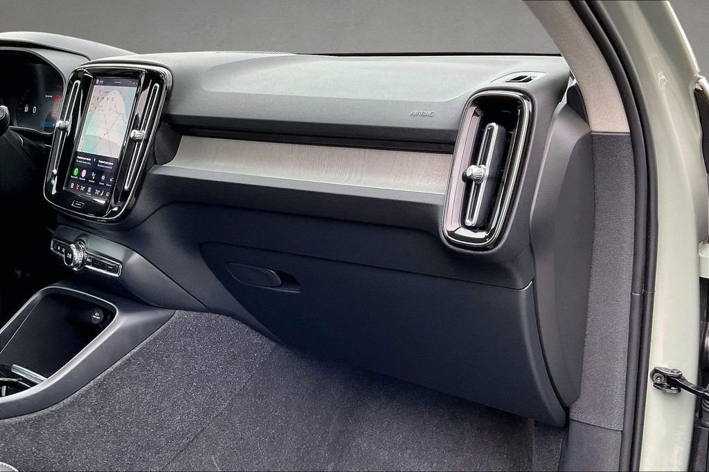 Certified 2024 Volvo XC40 B5 Plus w/ Climate Package image 26