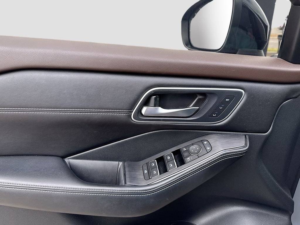 Used 2022 Nissan Rogue Platinum w/ Head-Up Display Package image 9