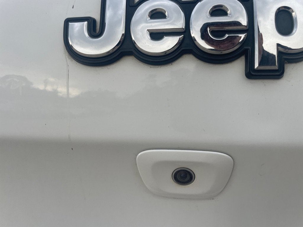 Used 2017 Jeep Cherokee Overland FWD image 7