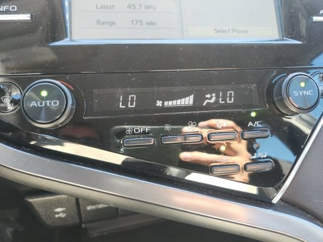 Used 2018 Toyota Camry LE FWD image 12