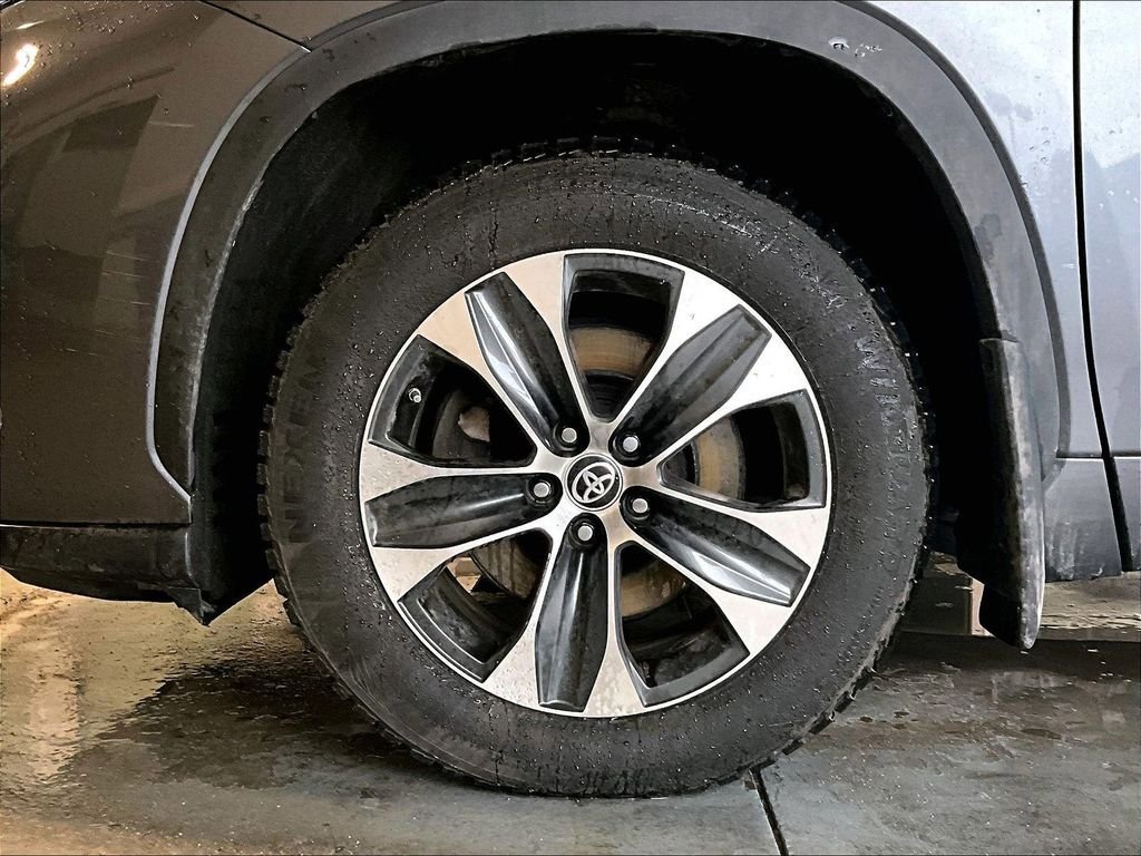 Used 2021 Toyota Highlander XLE image 7