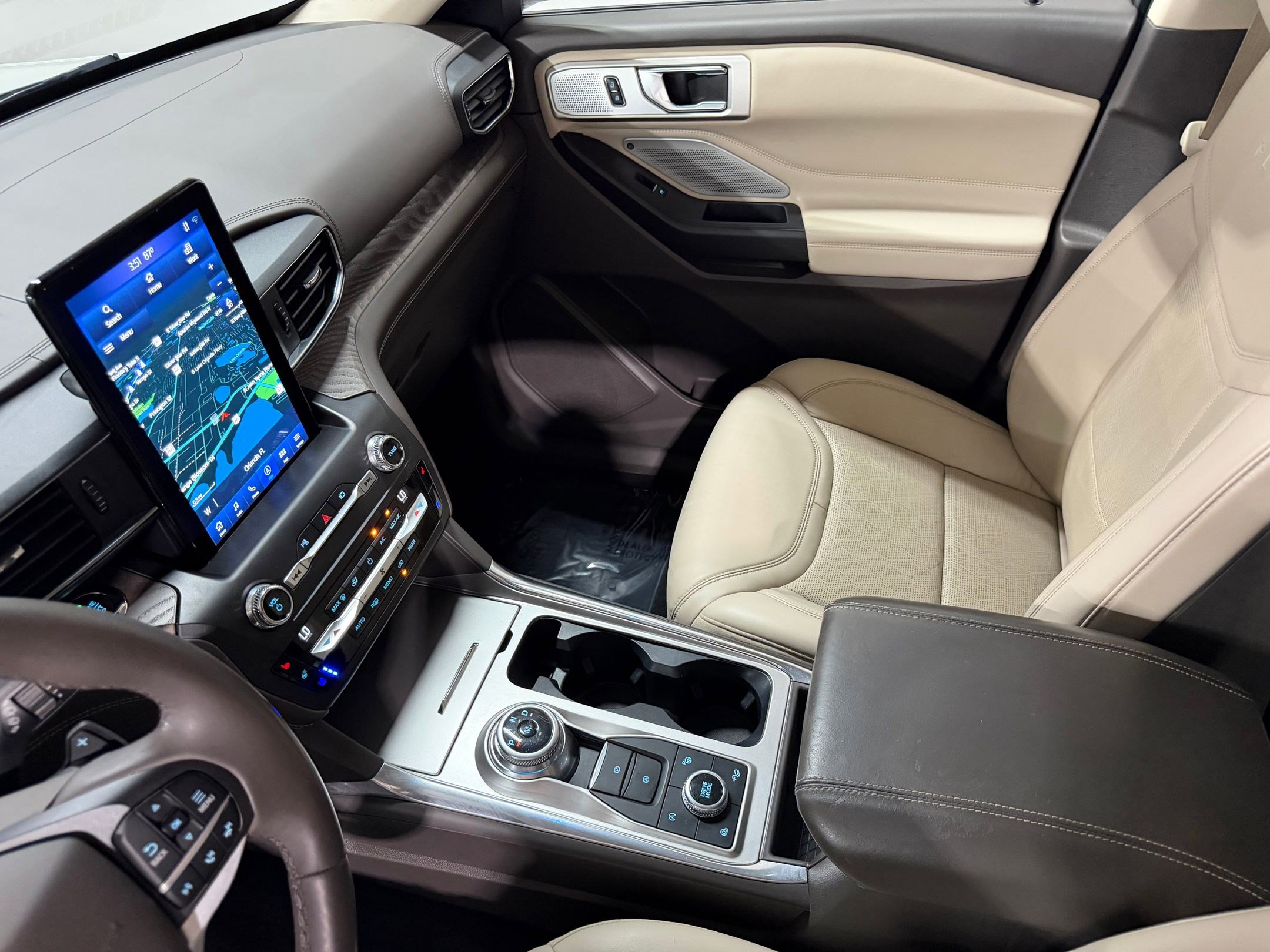 Used 2020 Ford Explorer Platinum w/ Premium Technology Package AWD/4WD image 31