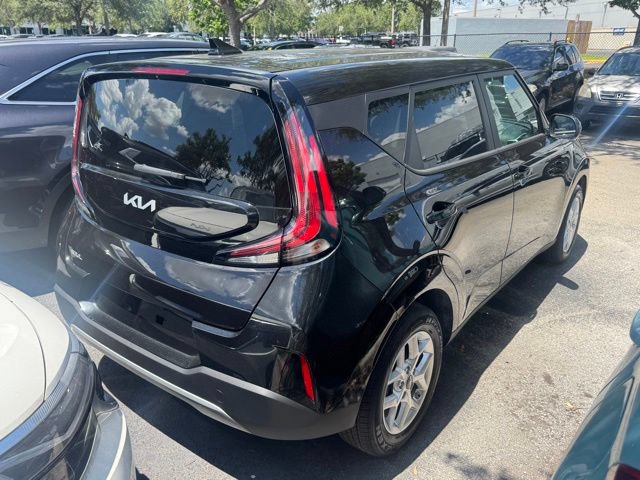 Certified 2025 Kia Soul LX w/ LX Technology Package FWD image 3