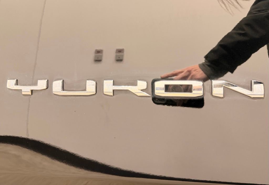 Used 2023 GMC Yukon SLT w/ SLT Luxury Package image 18