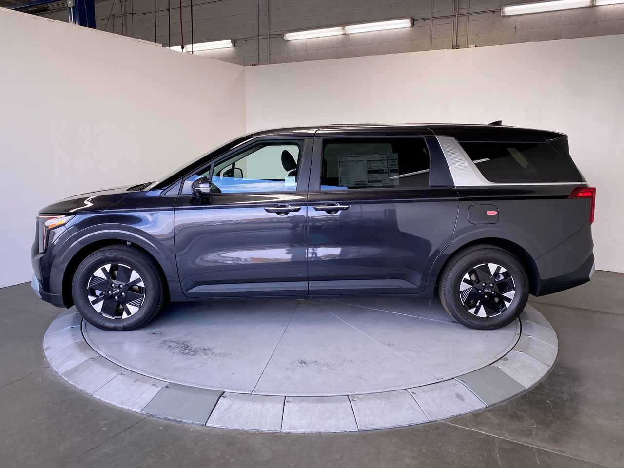 New 2027 Kia Carnival LXS FWD image 2