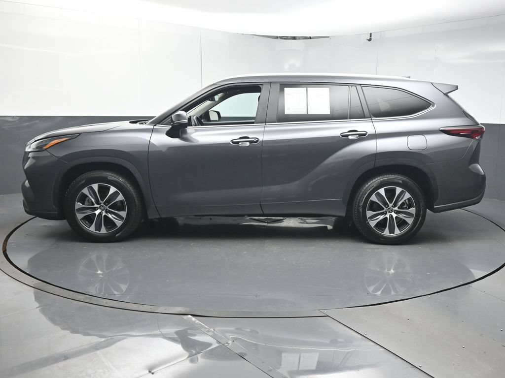 Used 2024 Toyota Highlander XLE FWD image 5