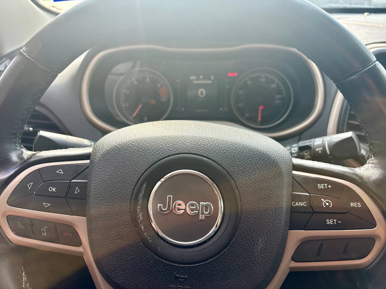 Used 2017 Jeep Cherokee Latitude w/ Safety/Convenience Group FWD image 13