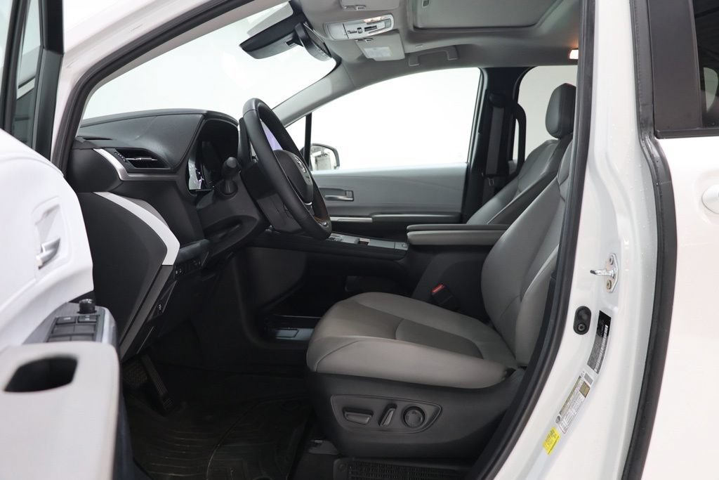 Used 2025 Toyota Sienna XLE w/ XLE Plus Package AWD/4WD image 19