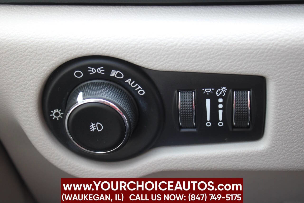 Used 2020 Chrysler Pacifica Touring-L FWD image 30