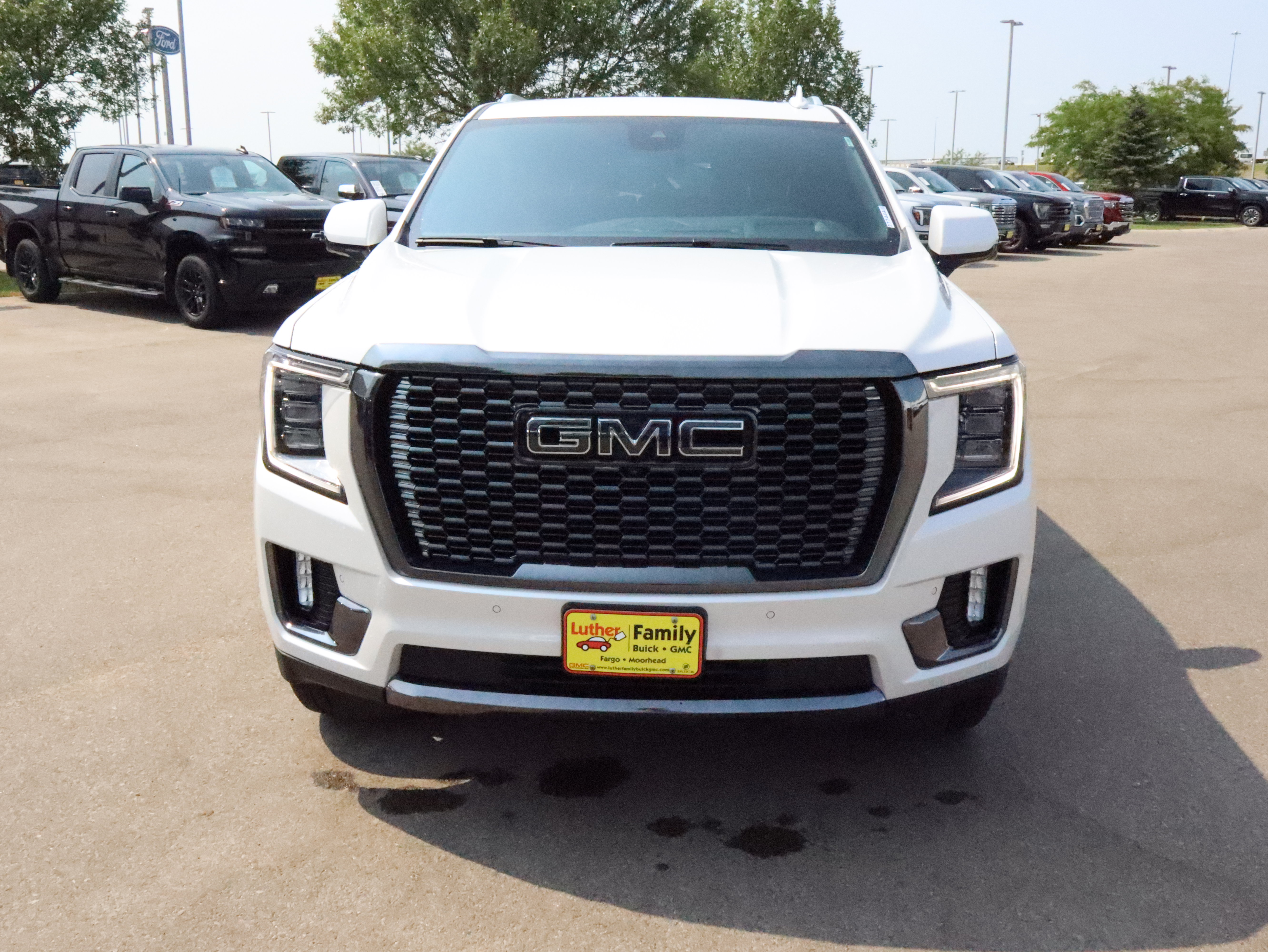 Used 2024 GMC Yukon Denali Ultimate AWD/4WD image 2