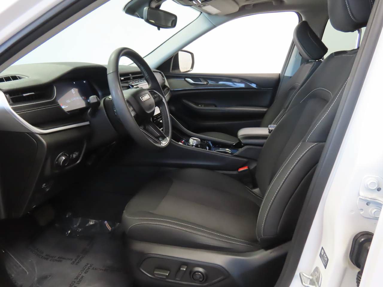 Used 2023 Jeep Grand Cherokee Laredo w/ Luxury Tech Group I RWD image 14