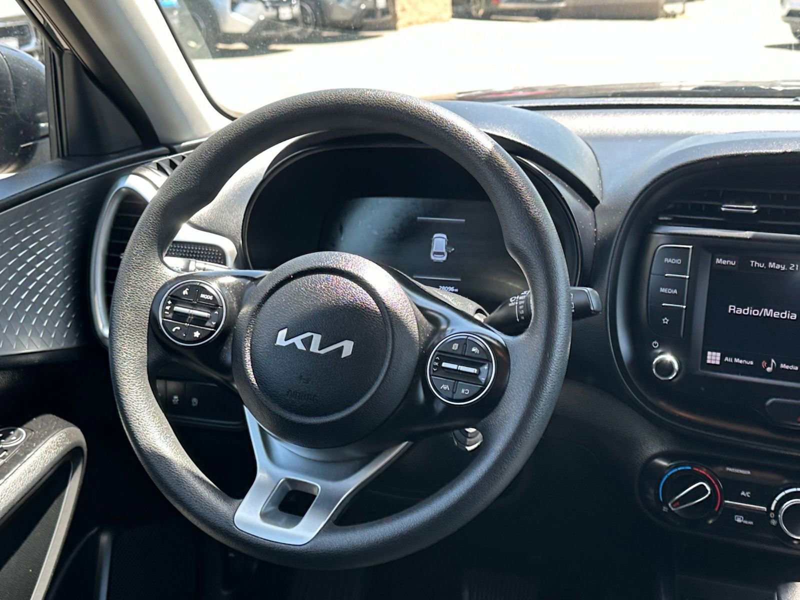 Used 2025 Kia Soul LX w/ LX Technology Package FWD image 32