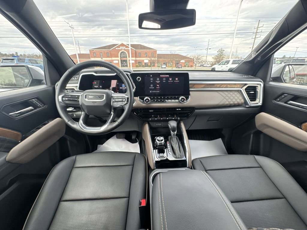 Used 2024 GMC Canyon Denali image 10