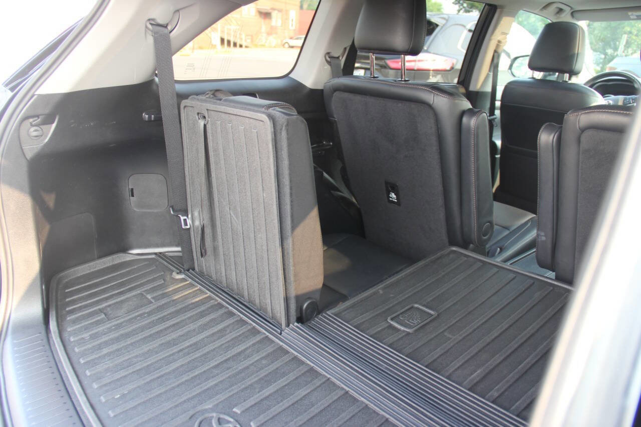 Used 2018 Toyota Highlander Limited AWD 4dr SUV image 12