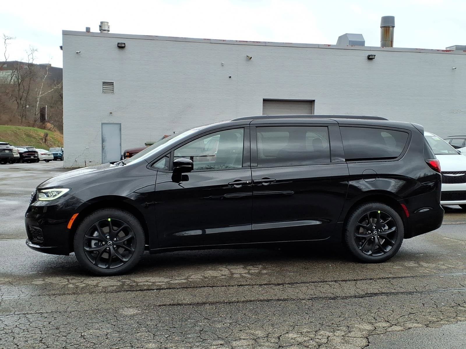 New 2026 Chrysler Pacifica Select image 2