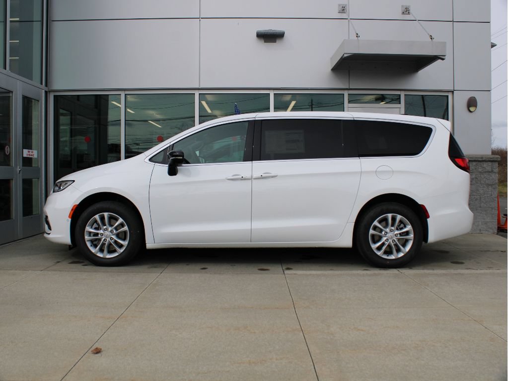 New 2026 Chrysler Pacifica Select AWD/4WD image 5