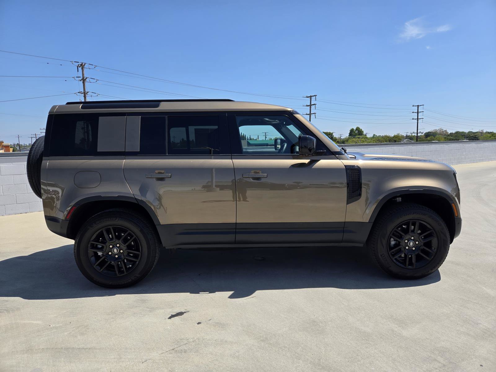Used 2025 Land Rover Defender 110 S AWD/4WD image 2
