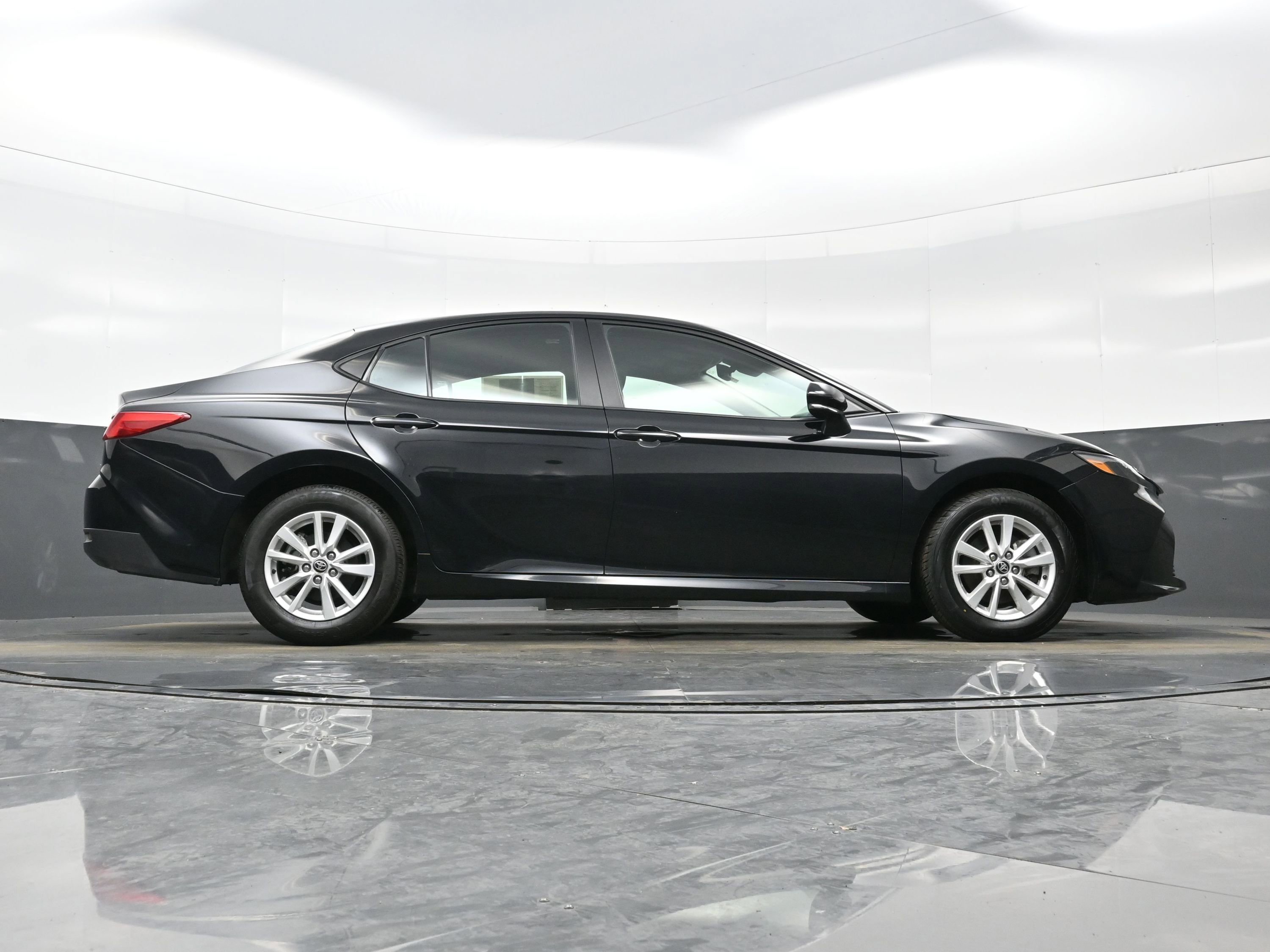 Used 2025 Toyota Camry LE w/ Convenience Package image 33