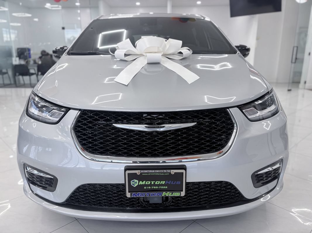 Used 2026 Chrysler Pacifica Limited FWD image 2