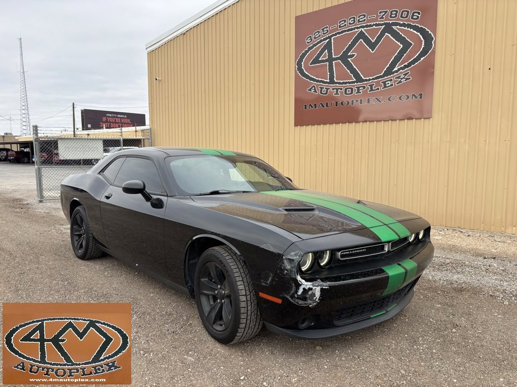 Used 2017 Dodge Challenger SXT image 1