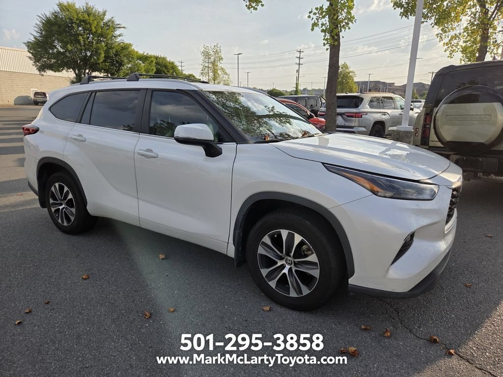 Used 2023 Toyota Highlander XLE FWD image 3
