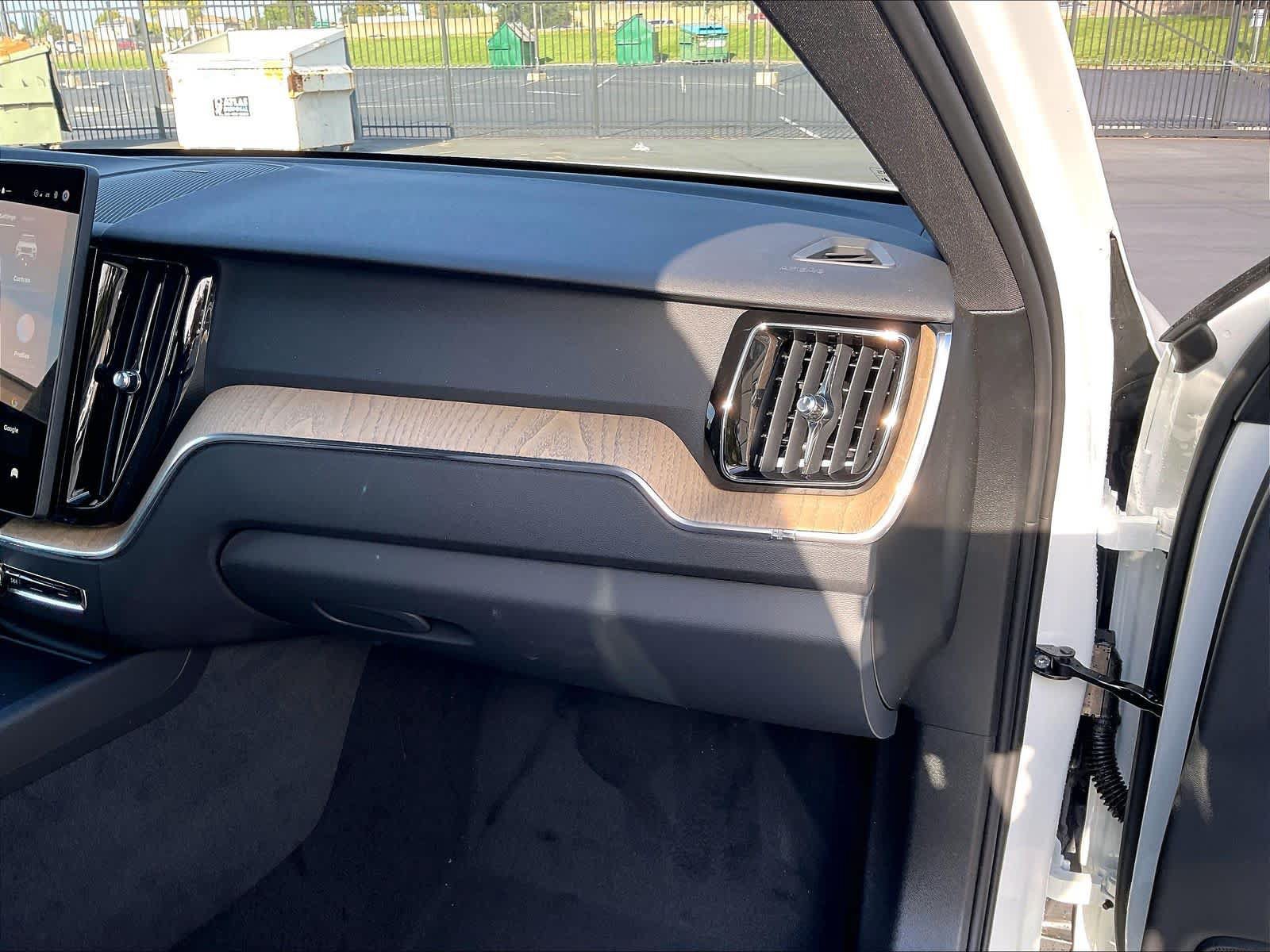 New 2027 Volvo XC60 T8 Plus AWD/4WD image 28