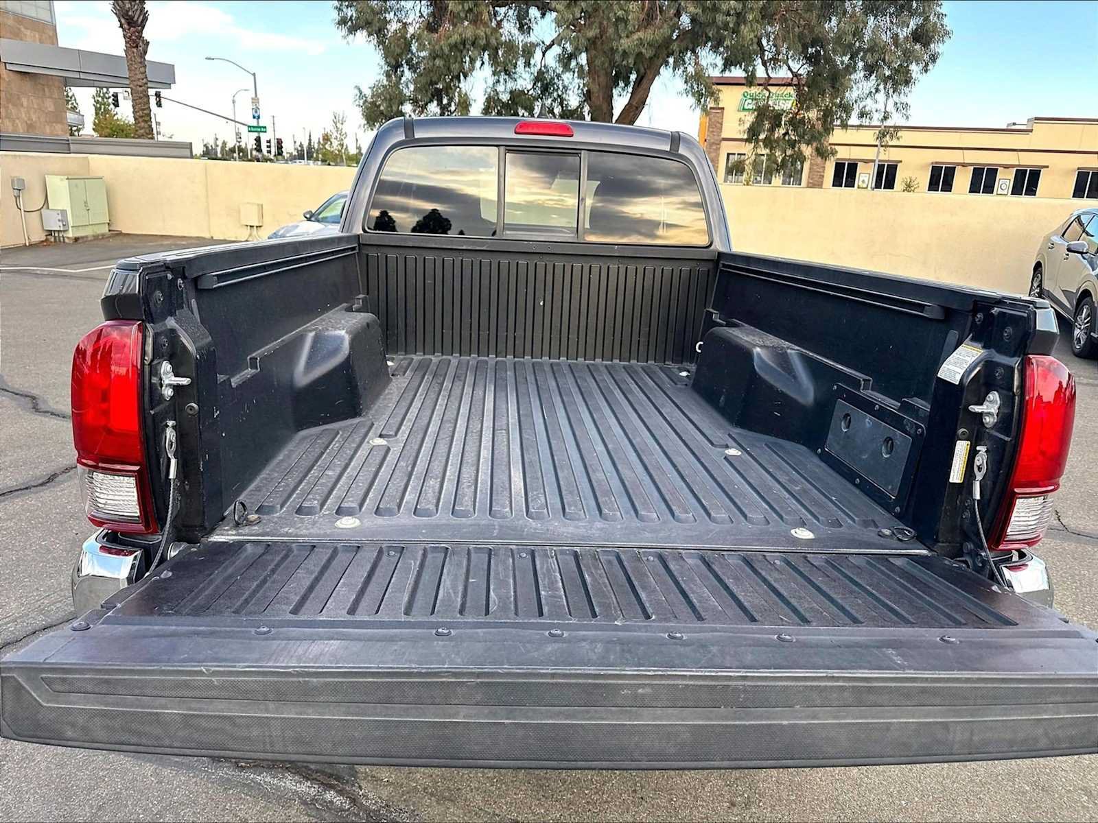 Used 2022 Toyota Tacoma SR5 AWD/4WD image 33