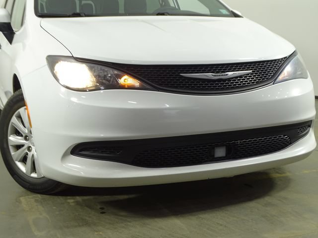 Used 2021 Chrysler Voyager L FWD image 41