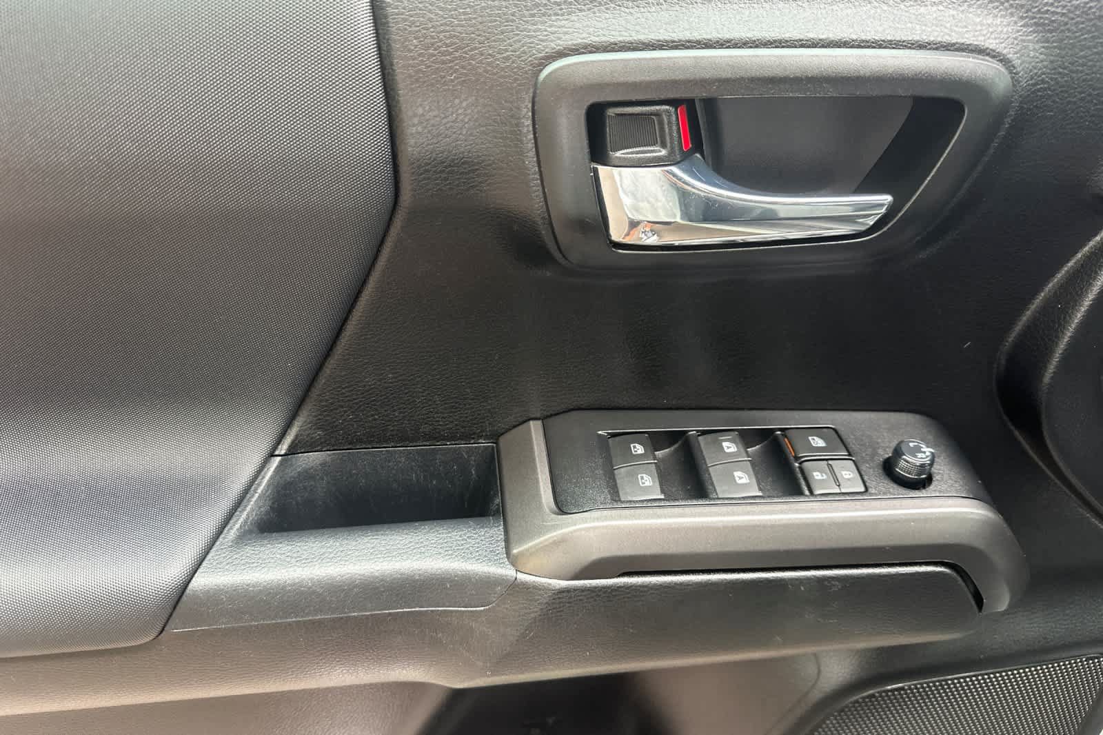 Used 2022 Toyota Tacoma TRD Off-Road AWD/4WD image 12