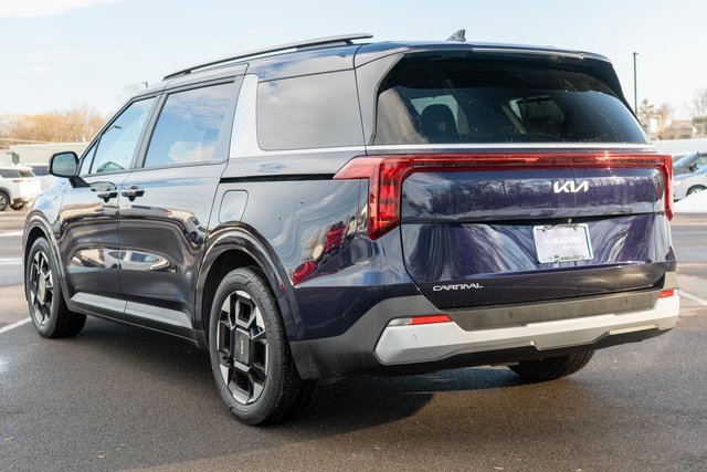 Used 2025 Kia Carnival EX image 8