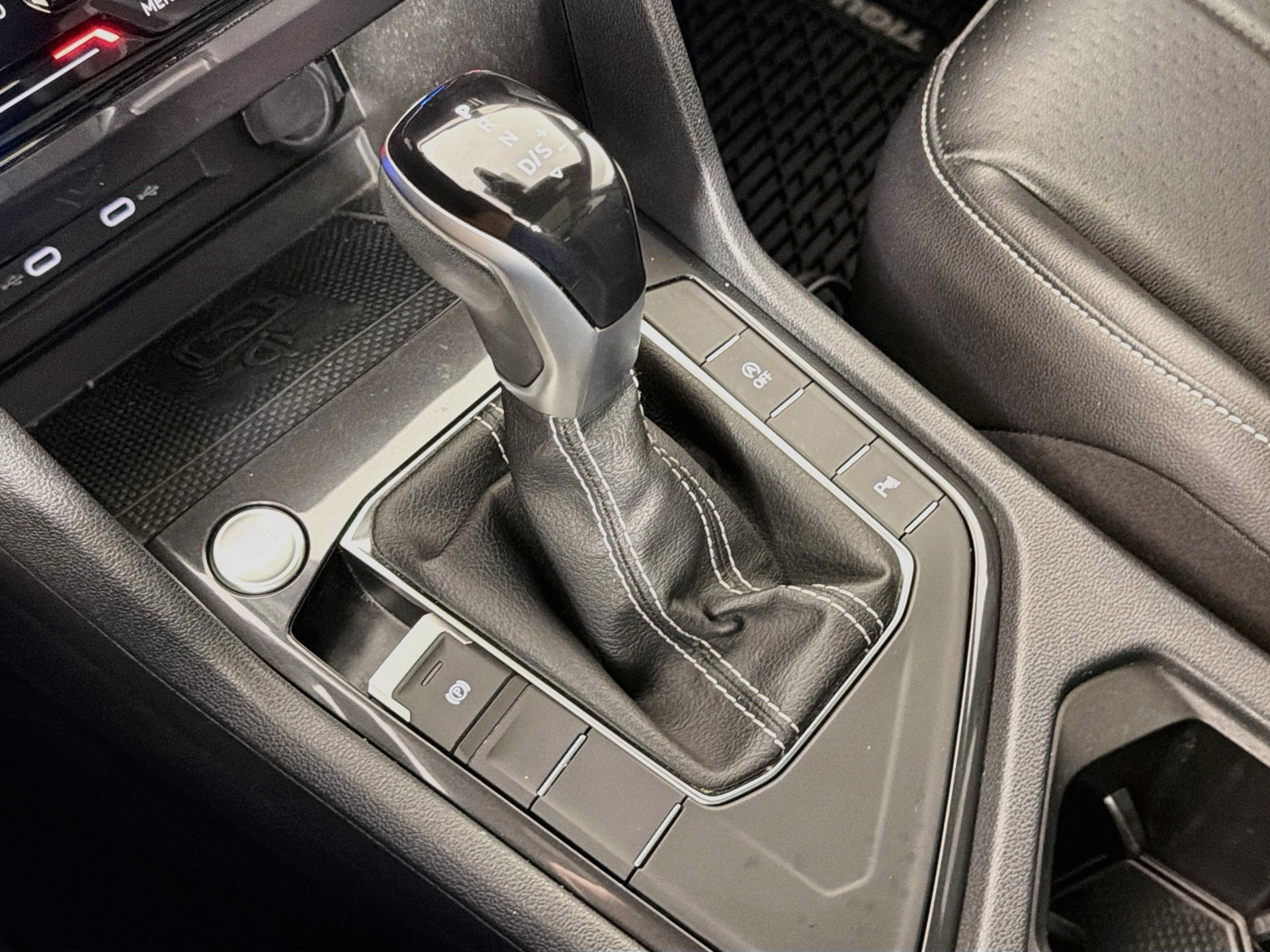 Certified 2022 Volkswagen Tiguan SE R-Line FWD image 14