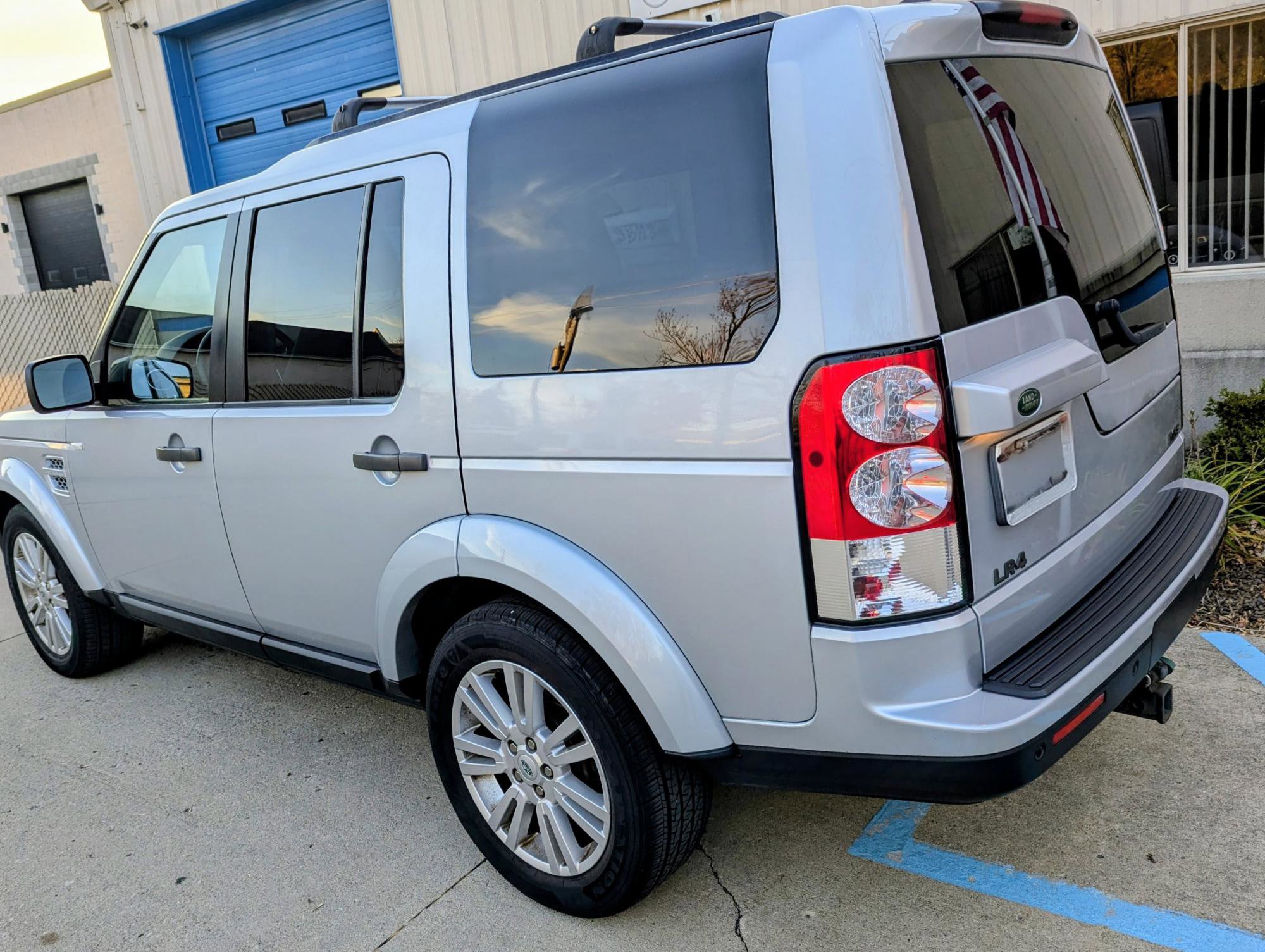 Used 2011 Land Rover LR4 HSE image 4
