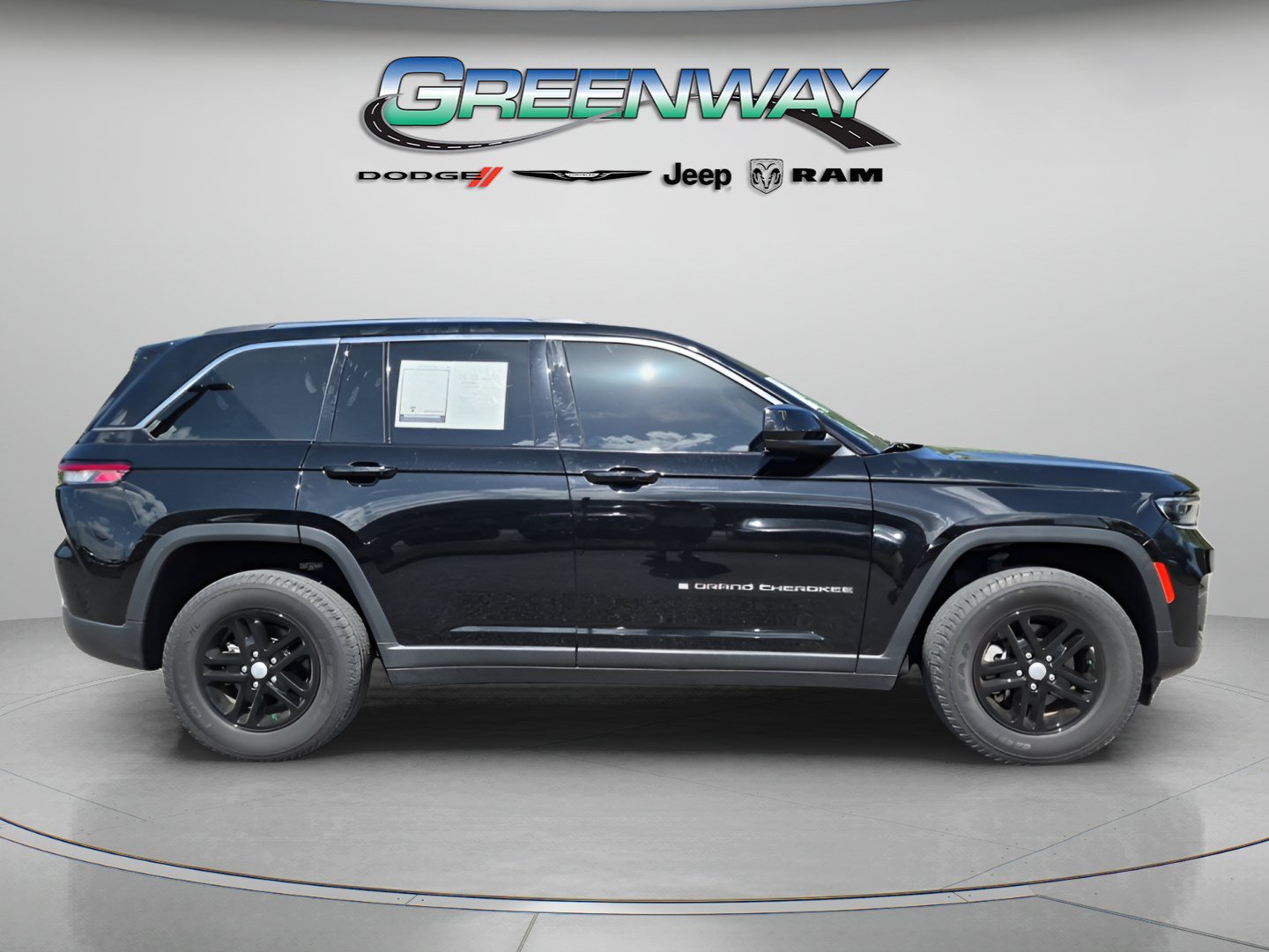Used 2022 Jeep Grand Cherokee Laredo w/ Luxury Tech Group I AWD/4WD image 5